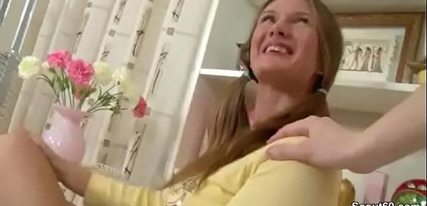 STIEF SCHWESTER IST NOCH JUNGFRAU UND IHR BRUDER HILFT IHR BEI DEM ERSTEN SEX